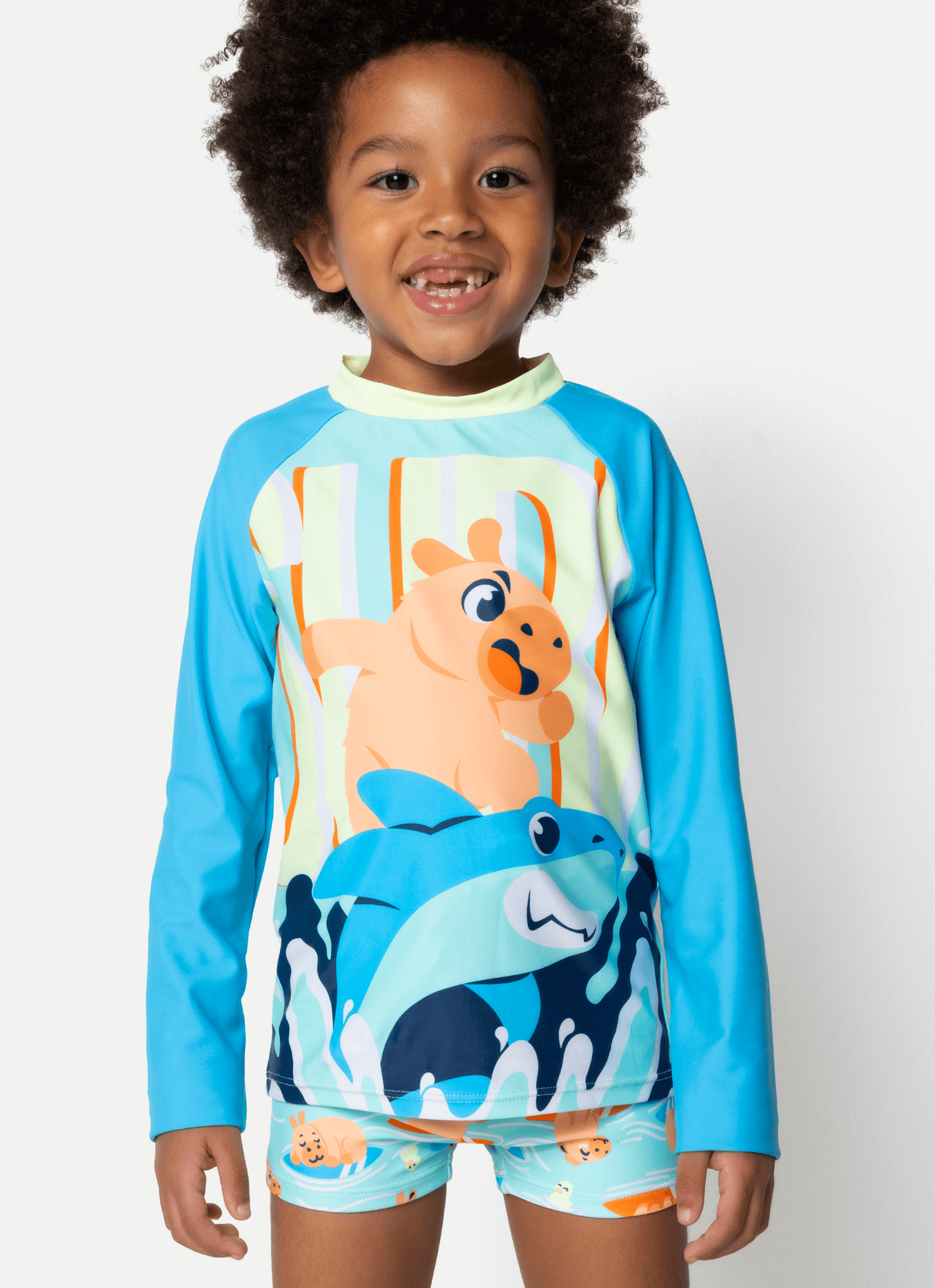 Conjunto-Camiseta-E-Sunga-Com-Protecao-Solar-Menino-Capivara-Surfista
