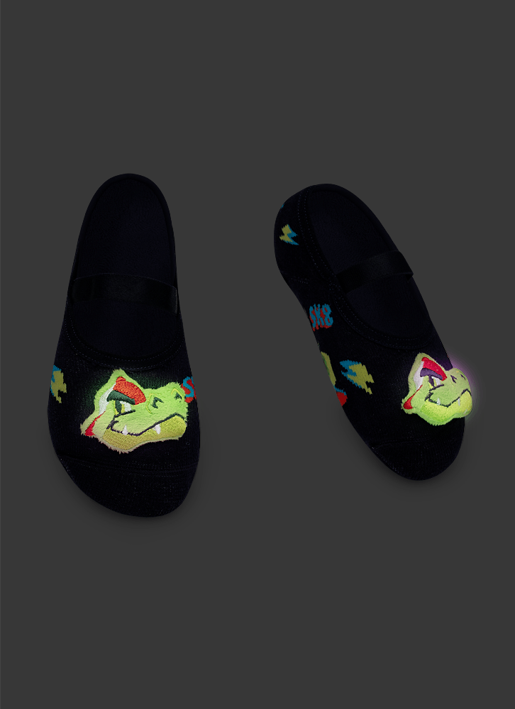 Meia-Sapatilha-Antiderrapante-Com-Aplique-De-Led-Menino-Dinossauro-Skate